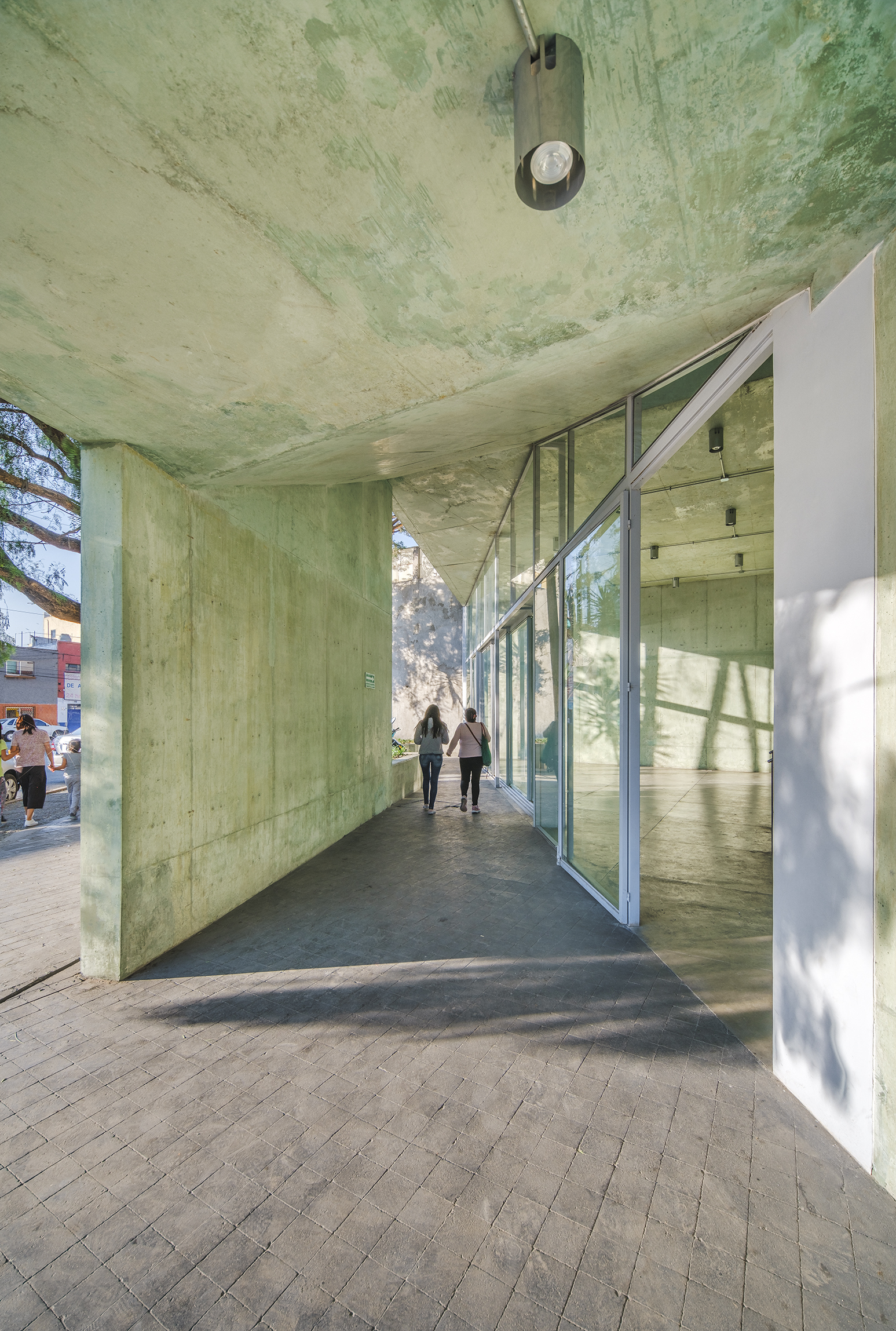 墨西哥市推動 PILARES 計畫：WORKac 與 Ignacio Urquiza Arquitectos 用綠色混凝土建造社區活動中心，在弱勢地區點燃希望之光 | FAM-7