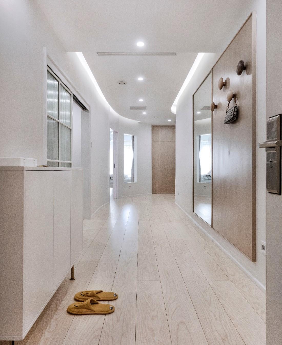 弧形长廊引导的现代家居设计-6