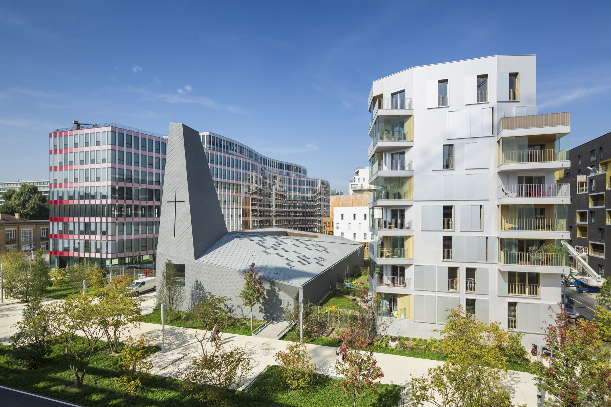 折叠 zinc 外壳中的宁静圣所——法国 Ensemble Pastoral Catholique 教堂设计-32