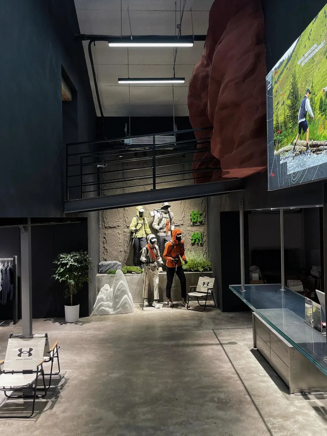 安德玛 首家户外会员店，工业未来风-12