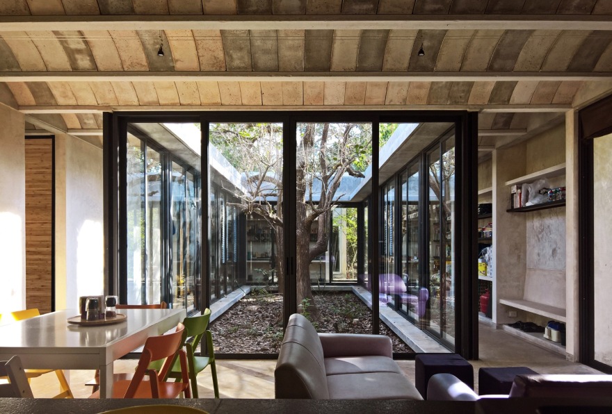 隐秘庭院 · 绿色核心的家庭住宅-17