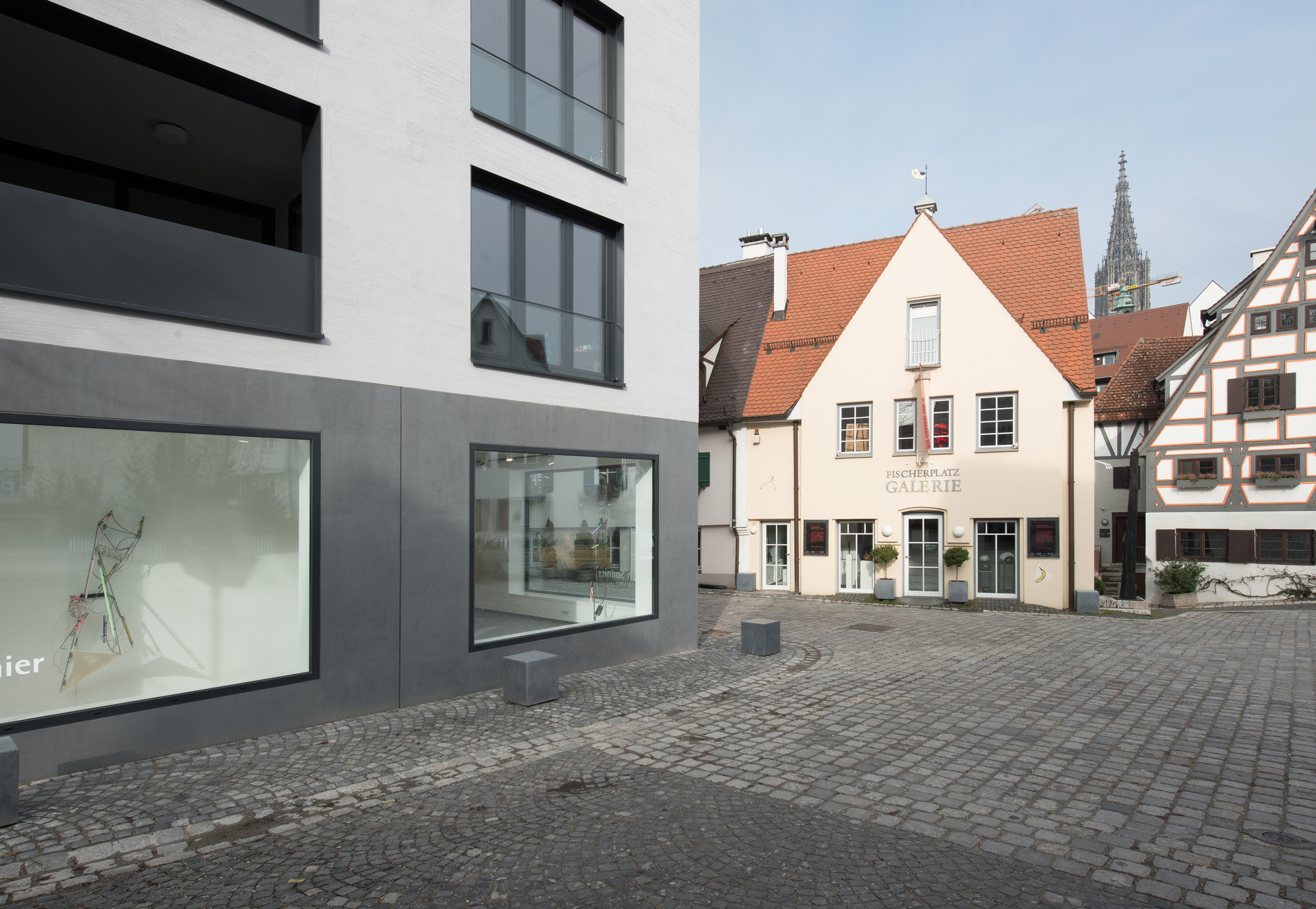 乌尔姆历史古城新公寓楼,双坡屋顶与玻璃底商空间设计-11