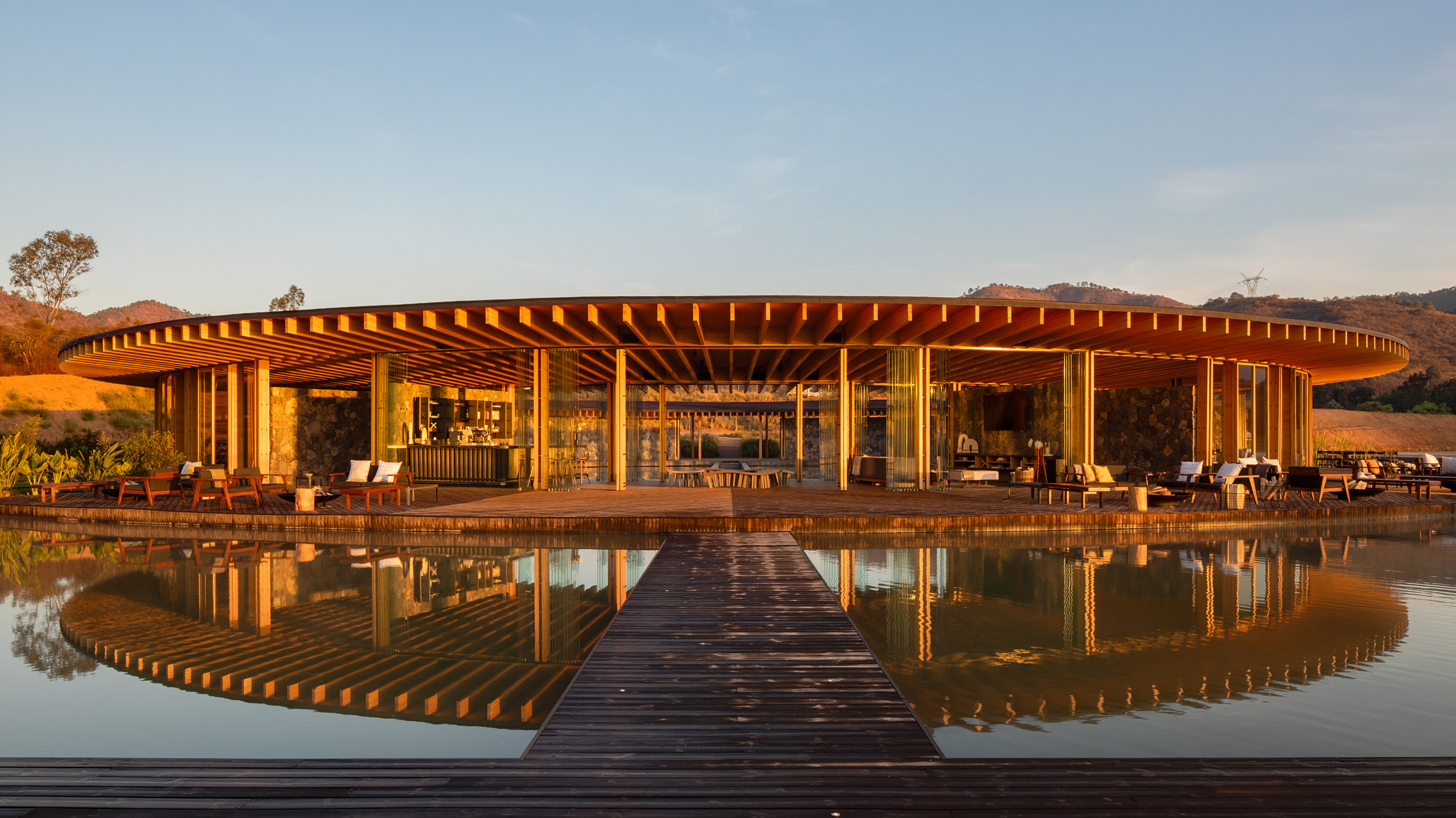 墨西哥圆形湖边俱乐部,木石交融的自然之美-0