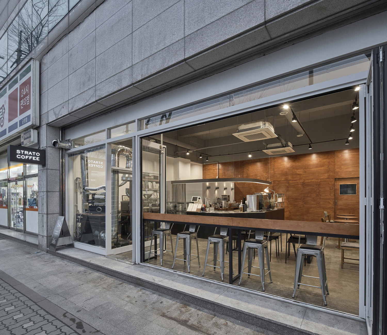 现代风 Stratcoffee 咖啡厅，16 坪空间打造潮流典范-11