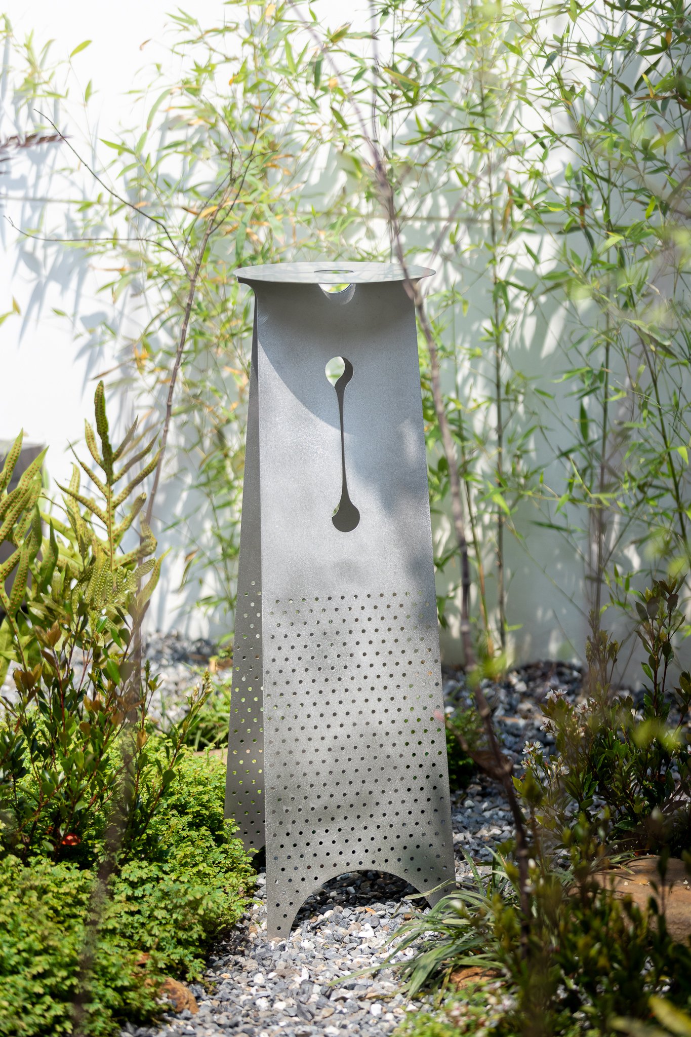 以金屬沖孔板演繹「融合與再現」的建築宣言：「COFFEE LAW 山物所」在日式庭園，映照百年町屋的歲月光澤和詩意 — Hey!Cheese-2