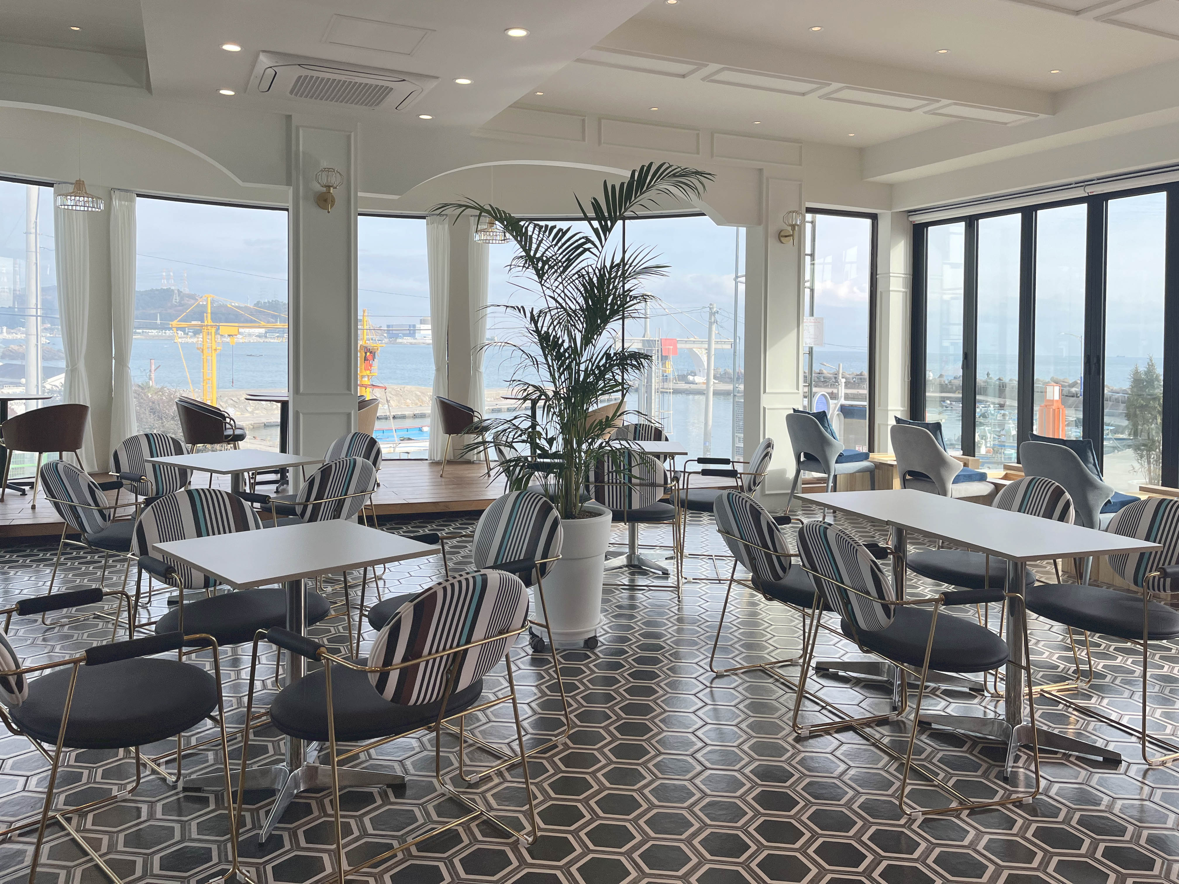 现代极简主义 | 韩国 84 平小户型咖啡厅设计-4