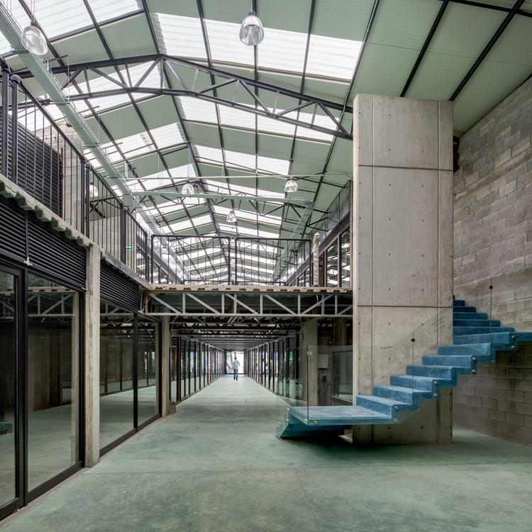 墨西哥城郊区的三角皇冠建筑-27