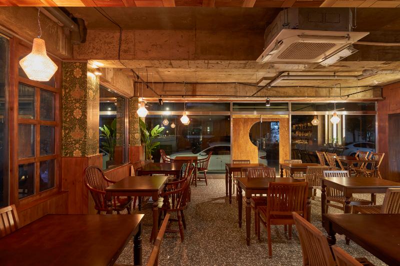30 平米美食小店，木质元素营造温馨复古风-11