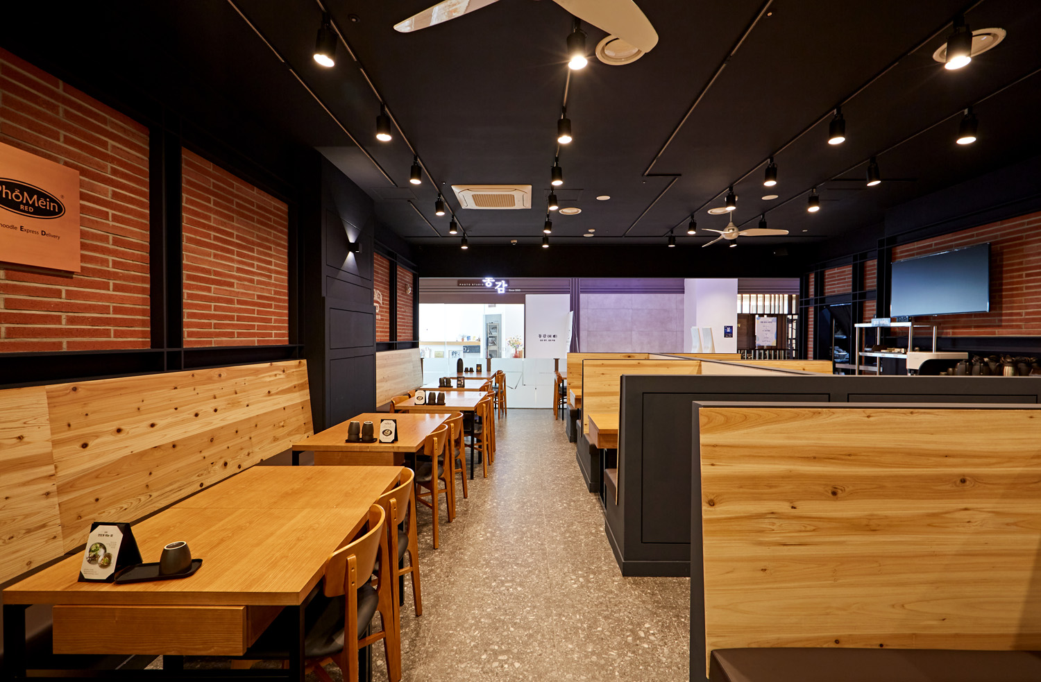 15 平米极简卧室 | 红色主题的精致设计-4