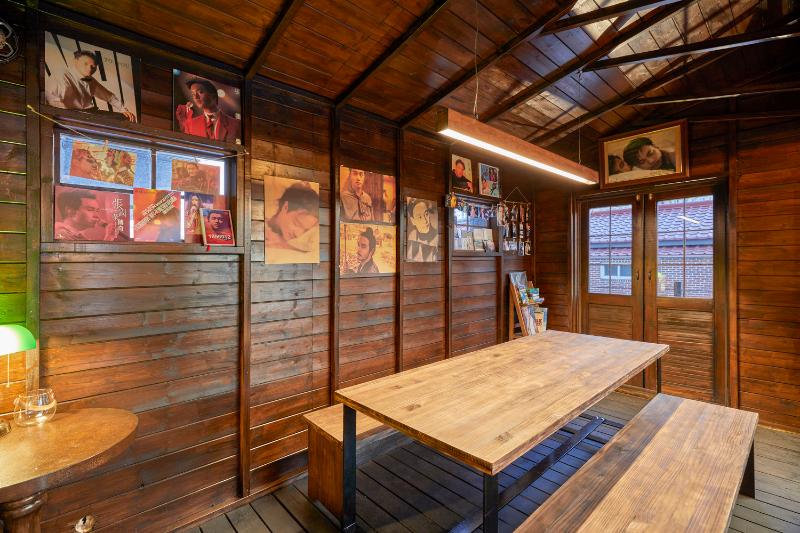 温馨 16 坪咖啡厅，明亮色彩与照明营造舒适氛围-12