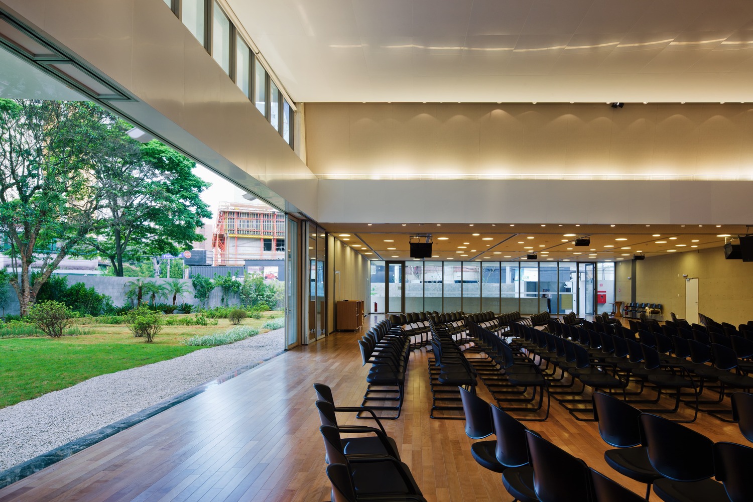 巴西 Shalom 社区中心·混凝土巨石构建的和谐空间-28