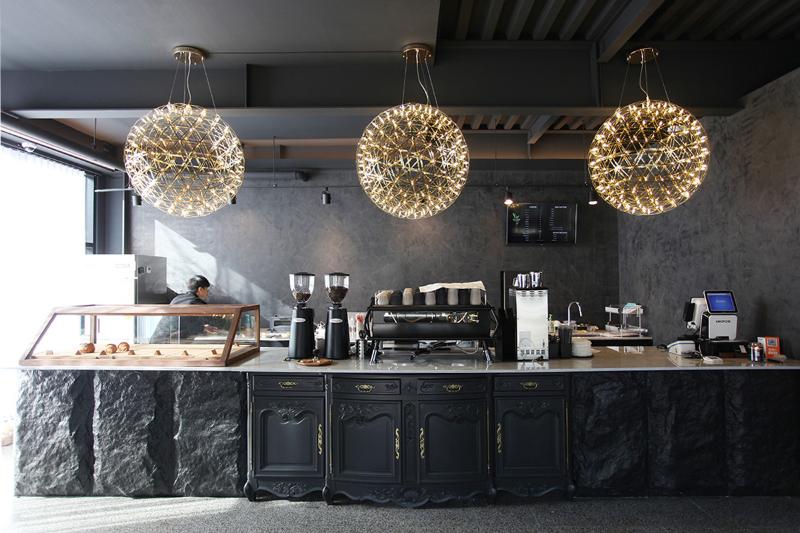 87 平现代简约咖啡厅设计 | 高雅黑白色调的室内空间-9