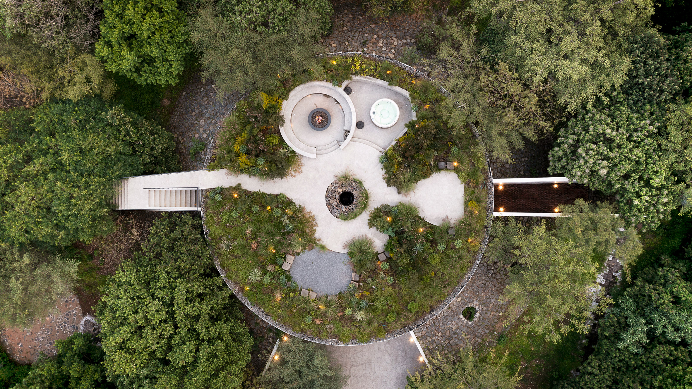 墨西哥丛林中的嵌入式火山石 SPA-0