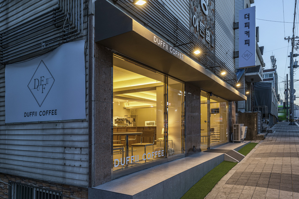 温暧的 18 坪咖啡厅设计 | 白色与木质的温馨空间-18