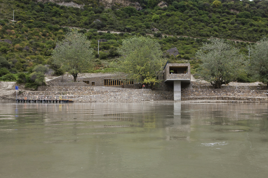 西藏雅鲁藏布江畔的船运终点站-1