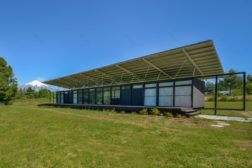 智利火山美景下的现代木质住宅-4