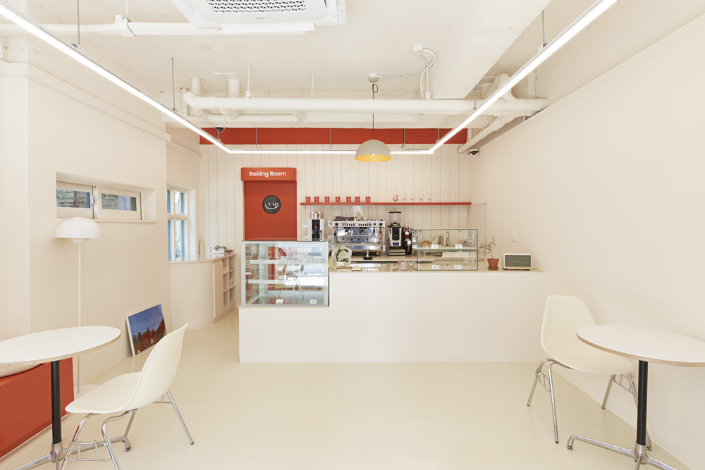 11 坪可爱红色甜品店的温馨室内设计-3