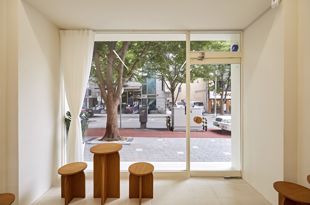 温暖工业风 8 坪金属甜点店室内设计-9