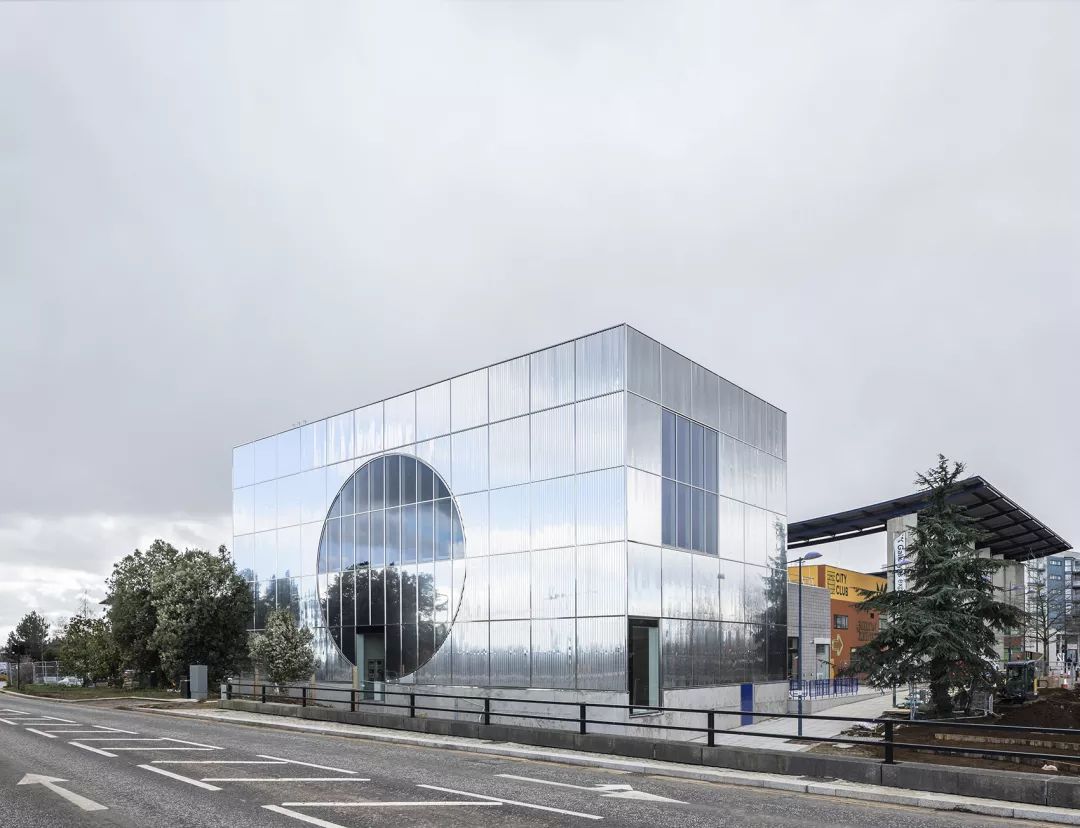 英国 MK 画廊新馆 | 不锈钢表皮与圆形大窗的融合-1