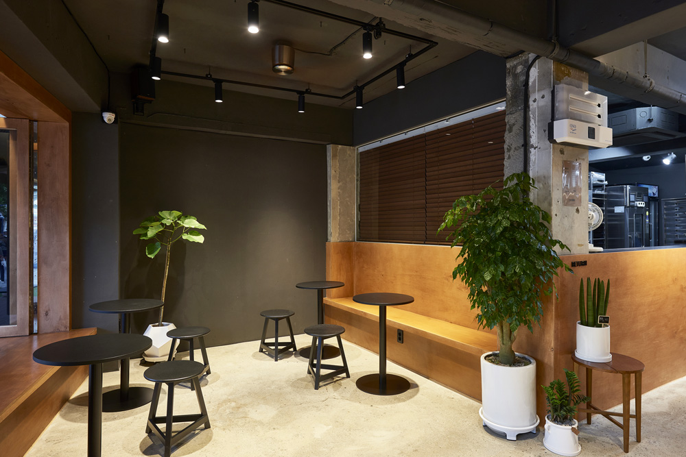 1983 血红救援站 | 高级黑木设计展现独特魅力-10