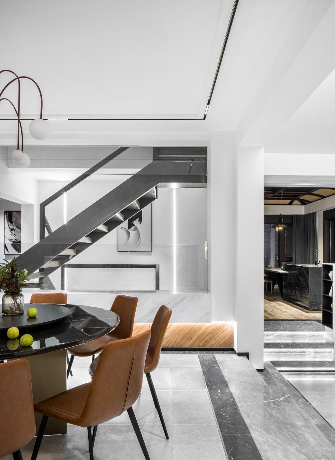 异形屋顶下的现代生活空间-18