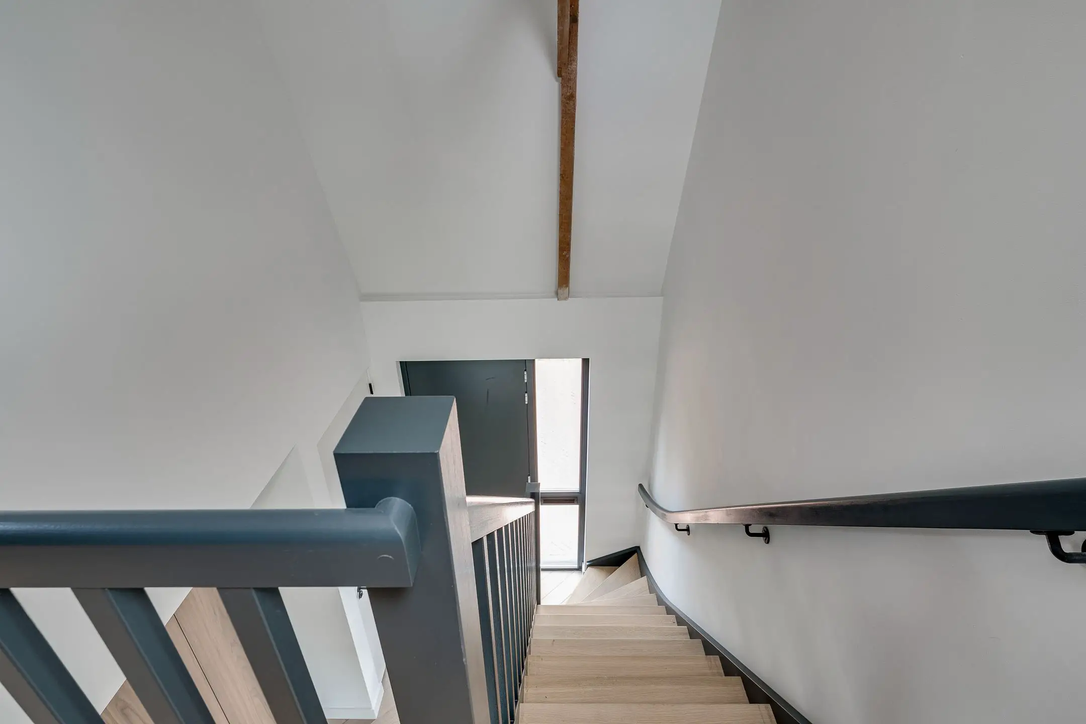 荷兰自然风格明亮当代住宅设计-18