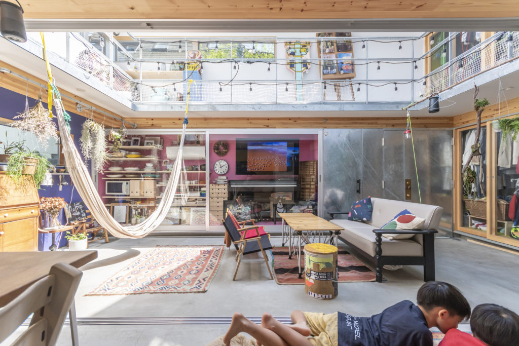 漫画の世界にも通ずる住空間リビングが外にあって、直接空を望める家で暮らす | Outdoor | 100%LiFE-5