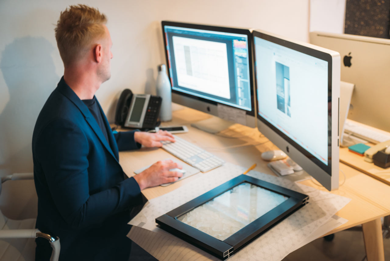 博比·伯克携手海岸淋浴门,打造现代浴室艺术品-8