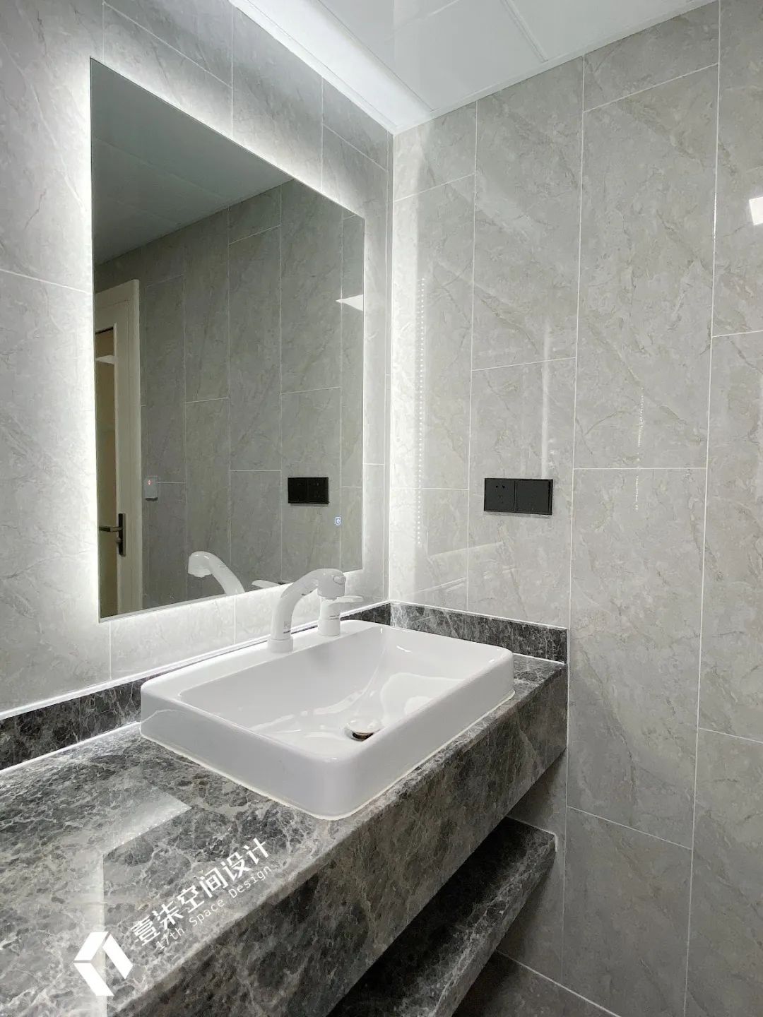 大学新生的现代生活容器-58