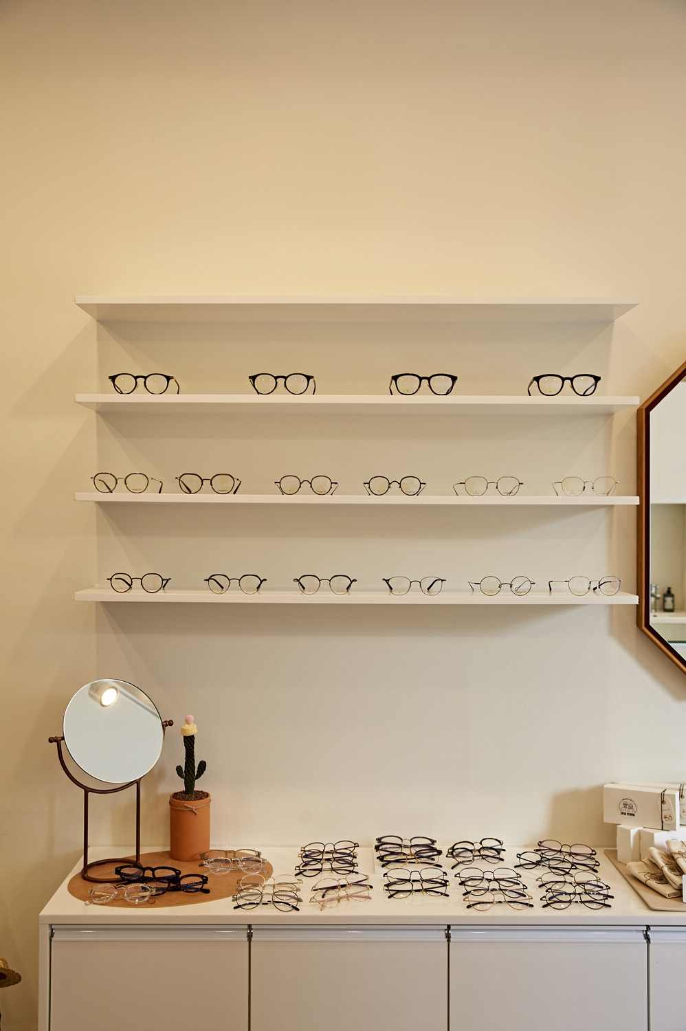 首尔 7 坪咖啡馆式眼镜店，白色&木质设计诠释温馨空间-11