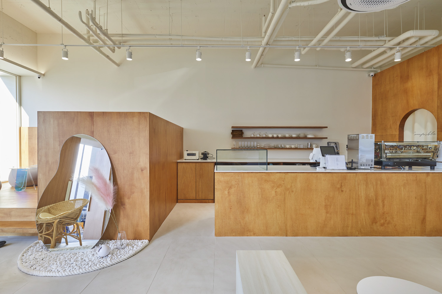 首尔 CAFÉ 4LEAF | 极简白的小清新咖啡厅设计-7