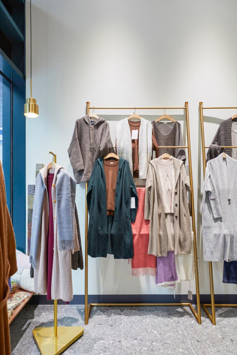 简约时尚的 11 平米服装店设计-11