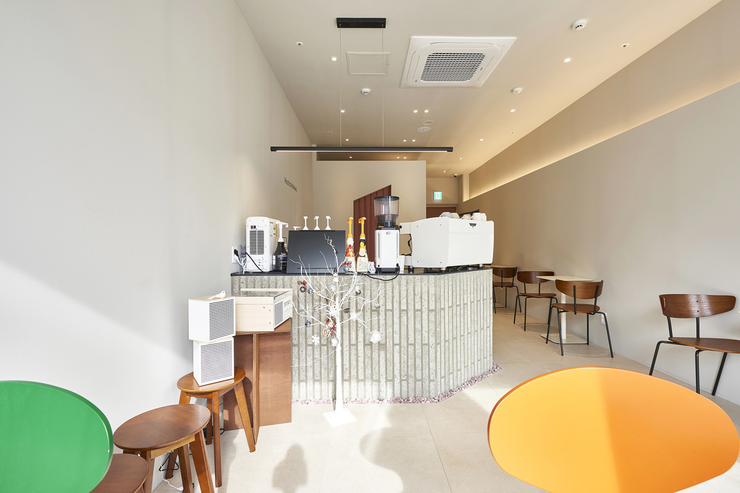 白色极简设计的 12 平小户型咖啡厅-6