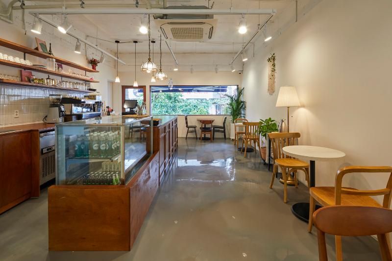 20 平米白色与木质元素咖啡厅设计-3