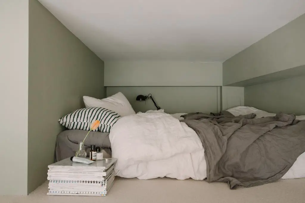 独特半圆形窗户照亮的明亮工作室-7