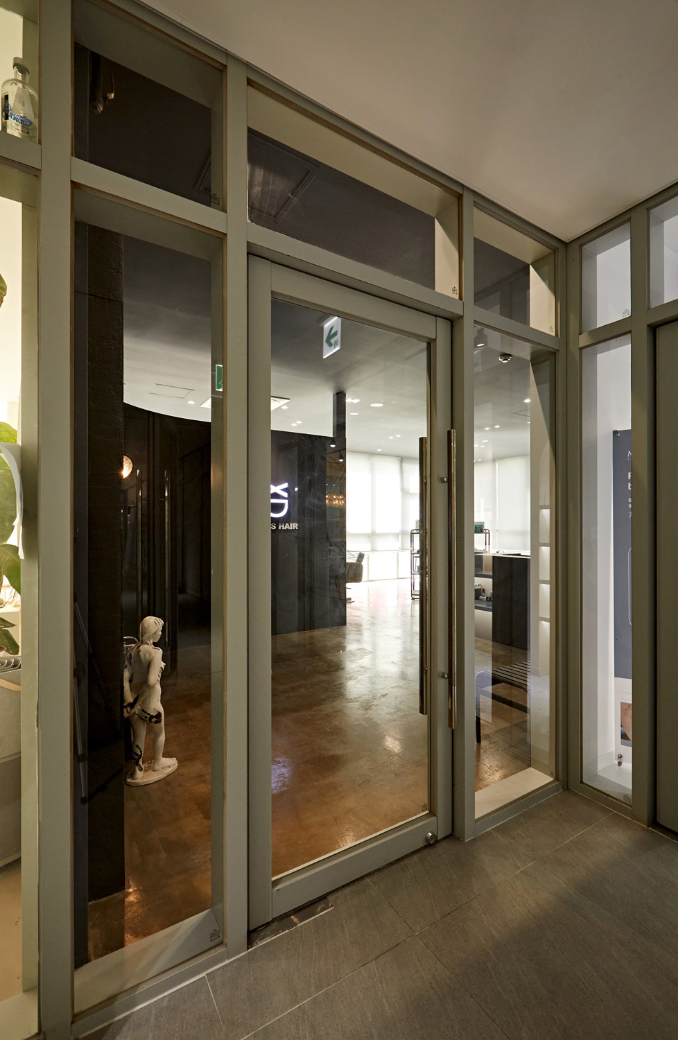 22 平现代男性美容室 | 黑白色调的精致空间-20