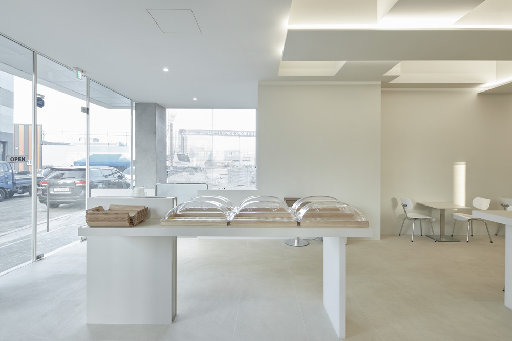 高级白色调的 30 平米现代咖啡厅设计-6