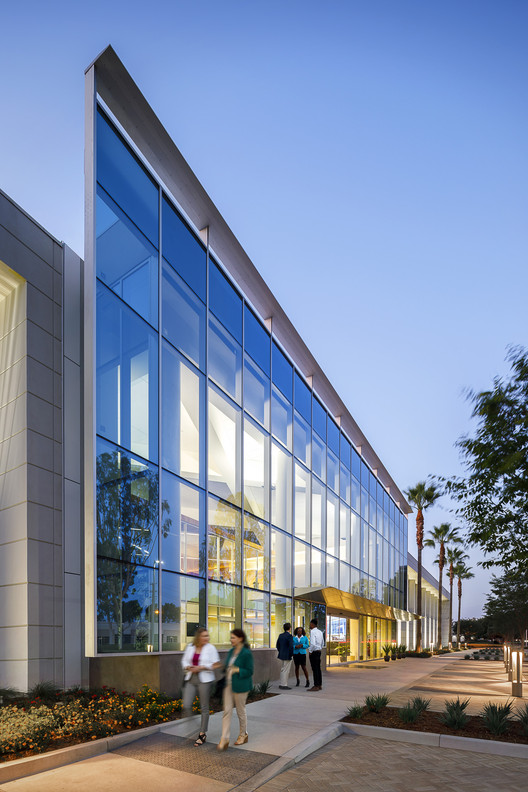 爱德华兹生命科学校园改造-5