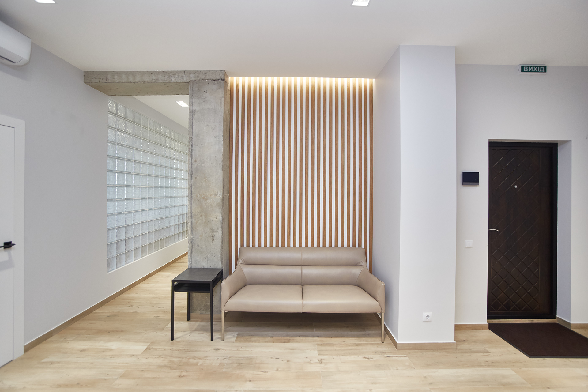 OFFICE OF THE LAW COMPANY: 170 sq.m (Real)-1