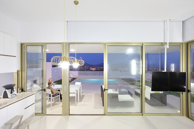 Cantilevered Porch House  Pepa Díaz-18