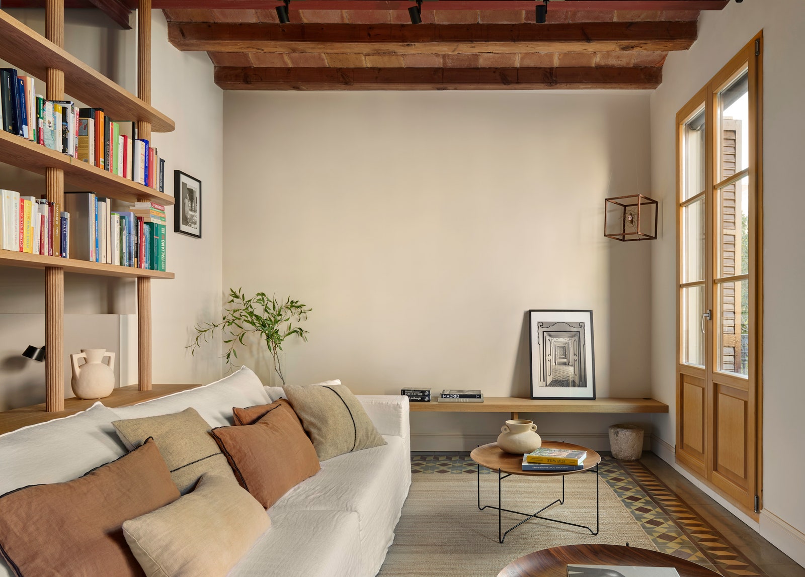 西班牙设计师 Carme Pardo 打造多彩活力巴塞罗那公寓-12