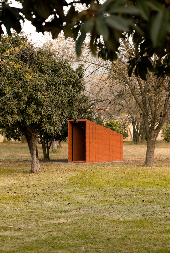 1200 片红砖构建的冥想小教堂-29