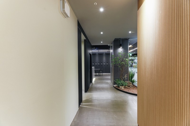 180 度全景高尔夫练习场 | 现代简约的室内设计魅力-14