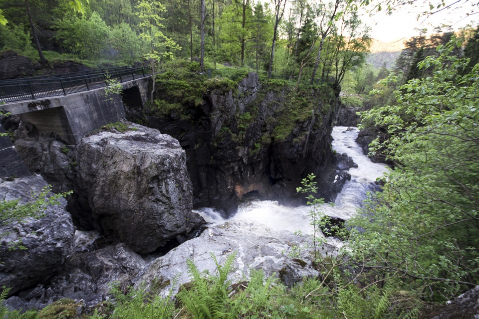 挪威 Kvåsfossen 游客中心 | 悬崖边的现代传统交融-17