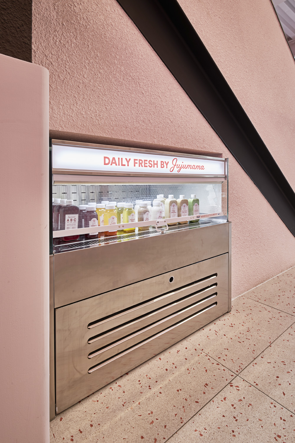 粉色调的 55 度果汁店 | 温馨与潮流的完美融合-16