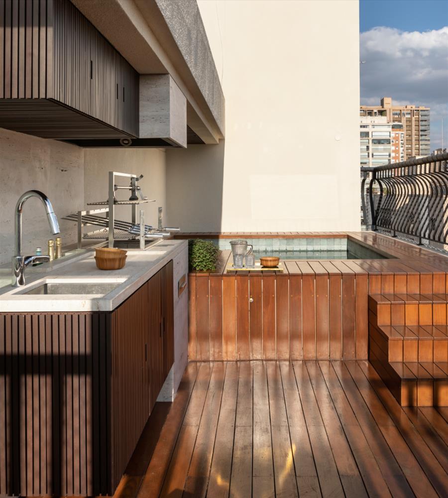 巴西 SP 住宅 | 金属折叠楼梯设计，双层高客厅与泳池完美融合-16