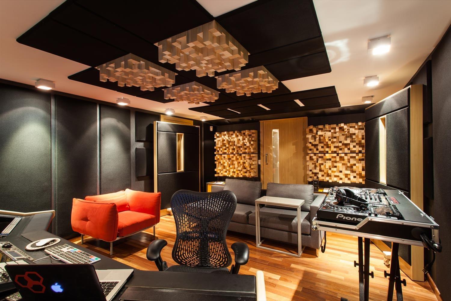 现代风格录音室设计 · DJ 工作室的创新尝试-6
