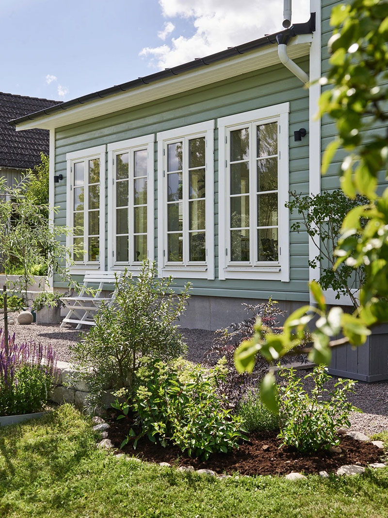 瑞典年轻家庭打造白色夏日小屋，自然与现代的完美融合-2