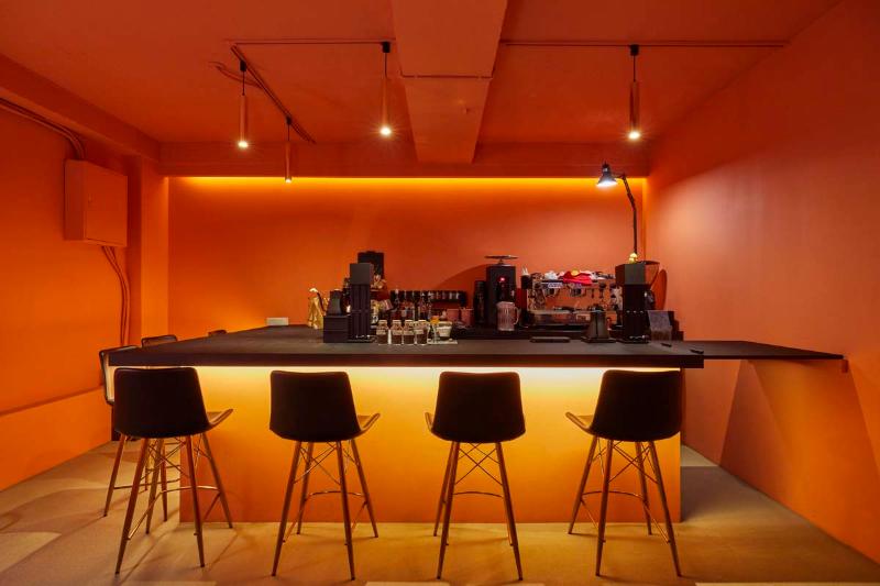 温馨 11 坪咖啡厅，照明与装饰打造别致氛围-2