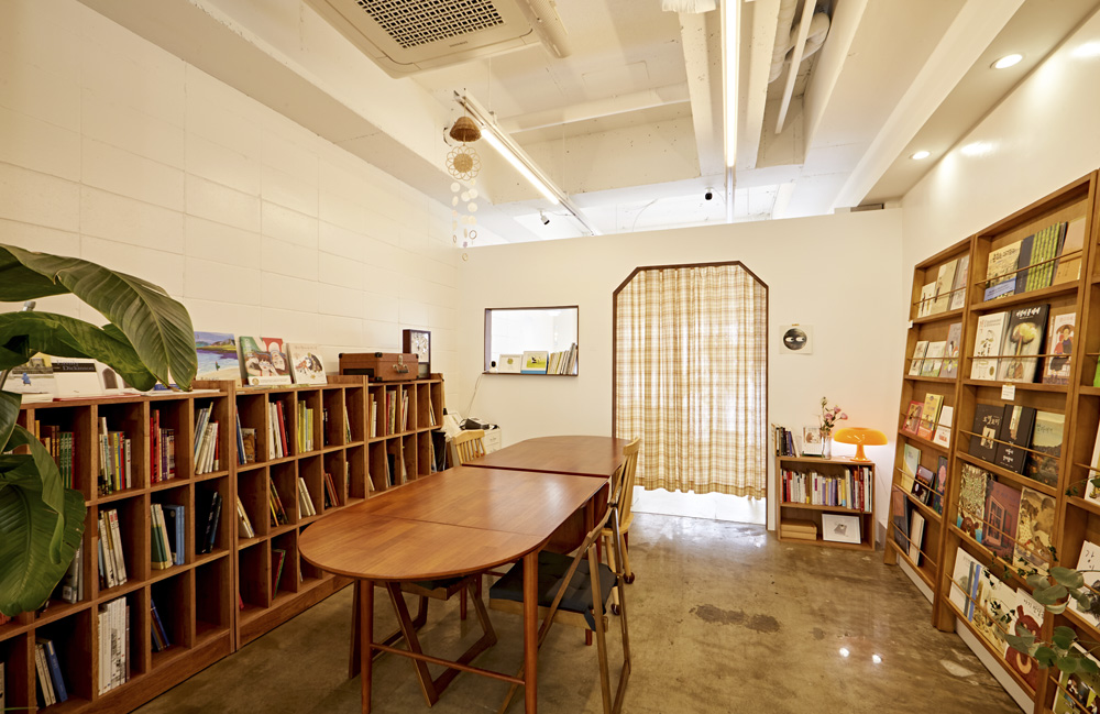 白色与木色交融的极简小书店设计-7